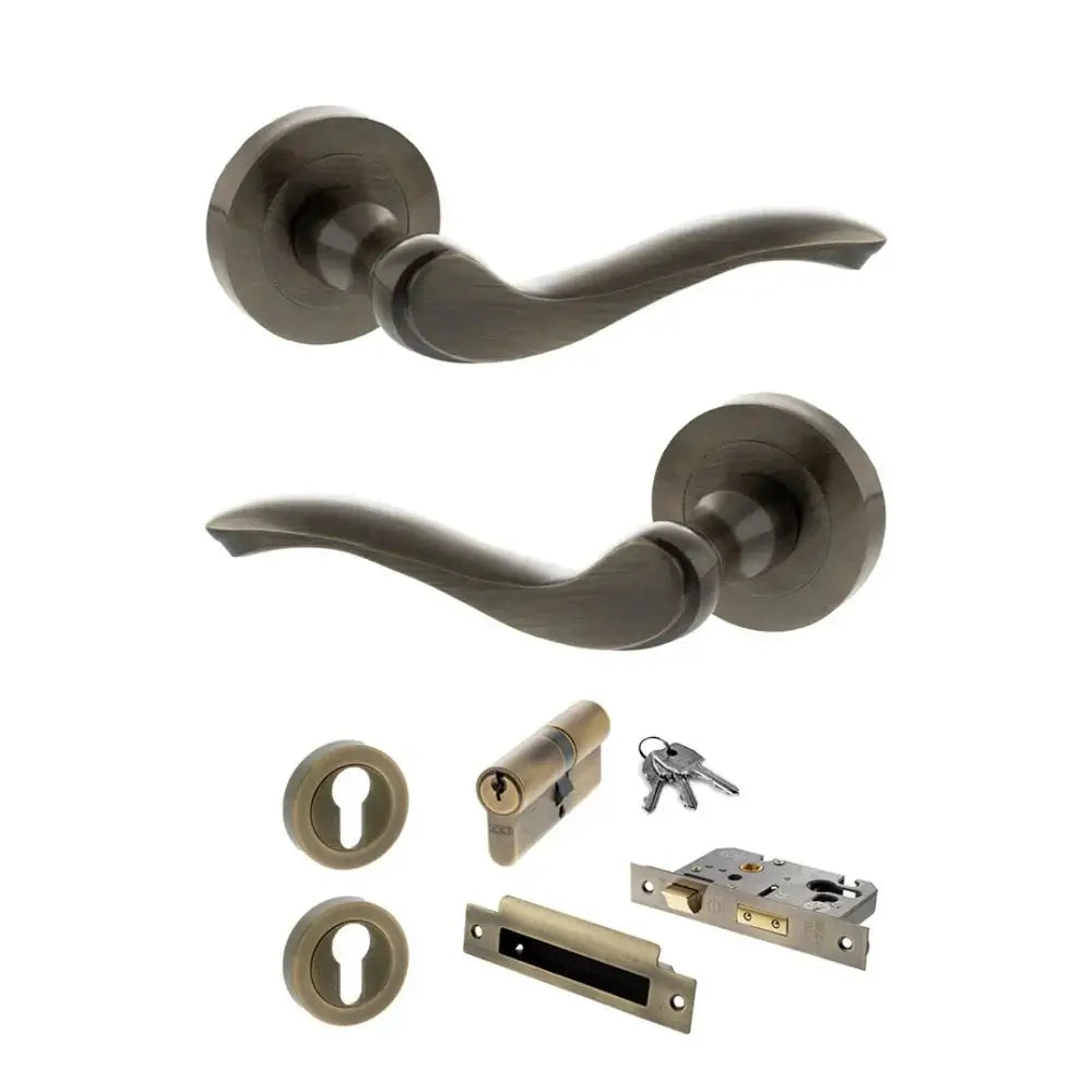 Product Warwick lever on round rose, antique brass finish