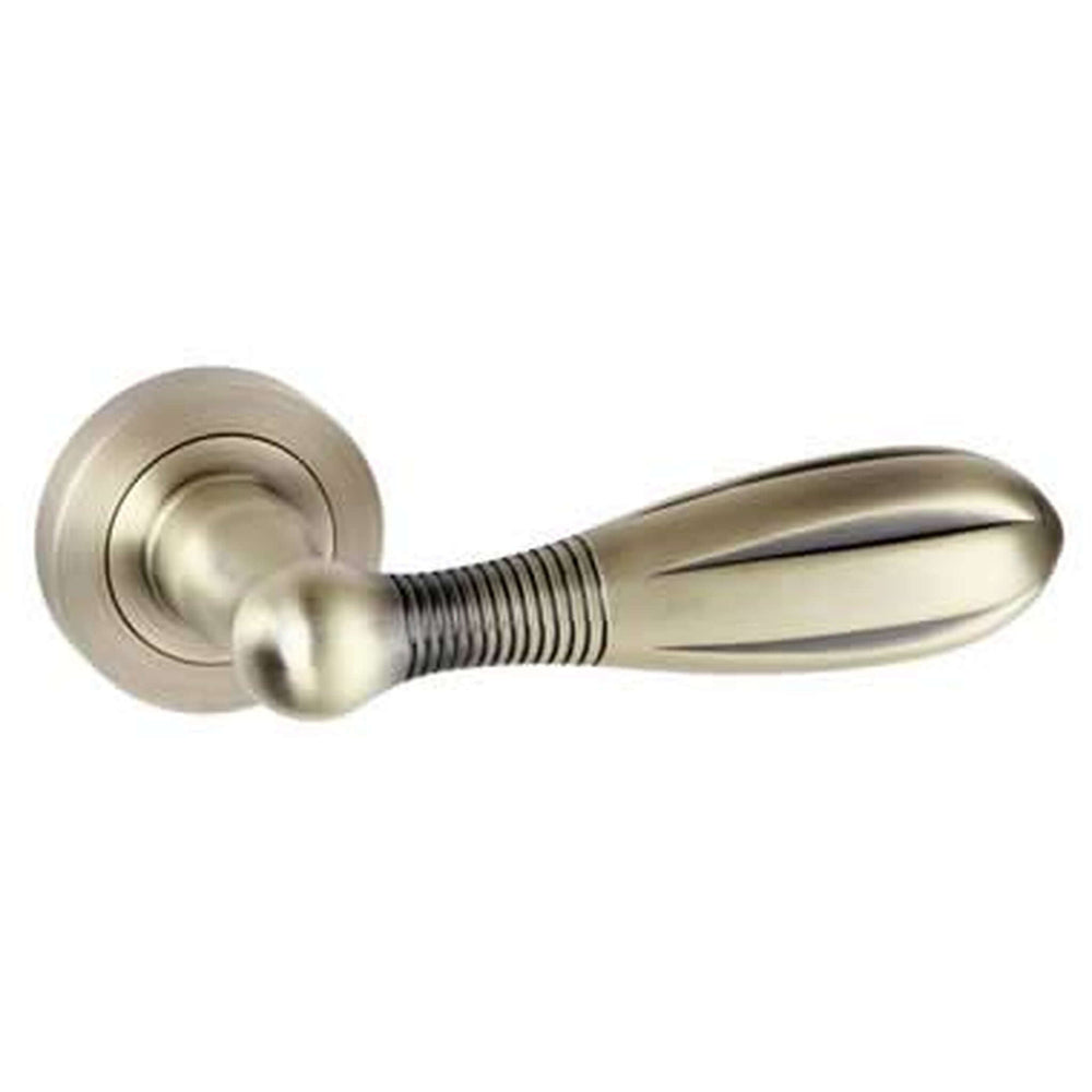 Product Cambridge lever handle on round rose
