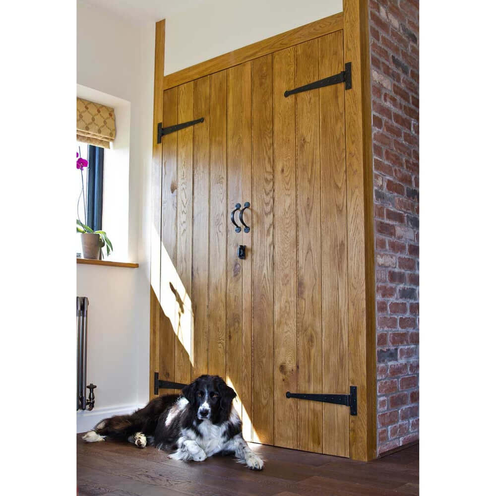 Lifestyle solid oak ledge with optional braces door shown in a room setting